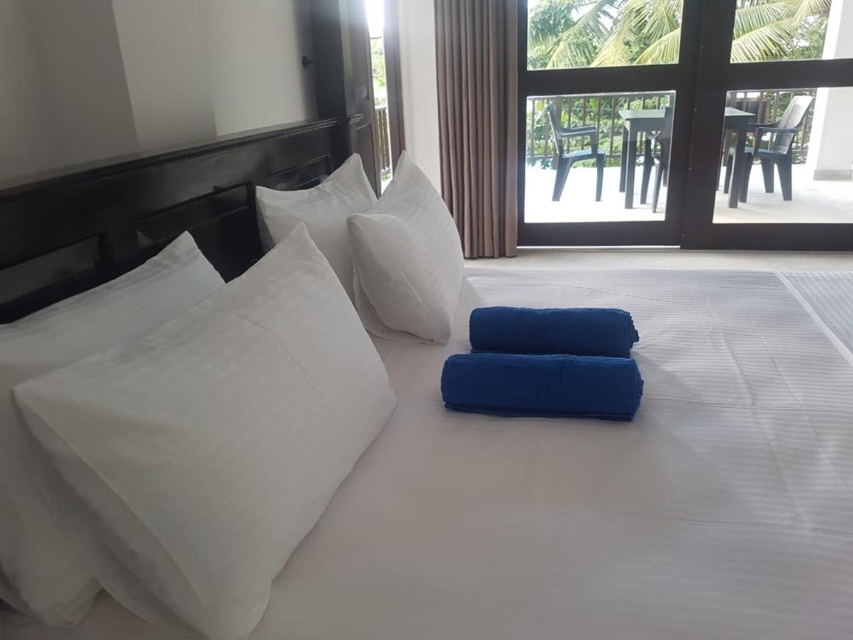 Waves Hiri Hotell Dikwella Eksteriør bilde