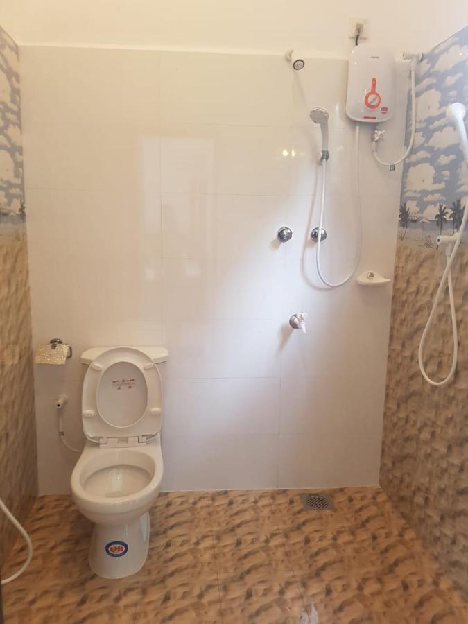 Waves Hiri Hotell Dikwella Eksteriør bilde