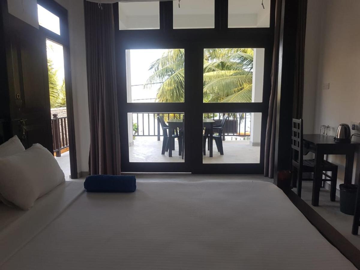 Waves Hiri Hotell Dikwella Eksteriør bilde