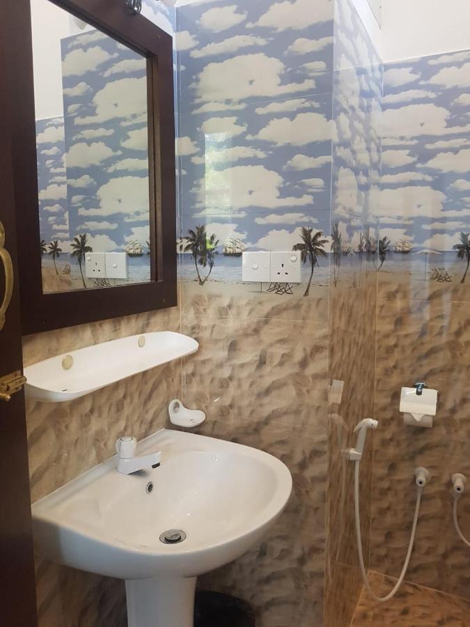 Waves Hiri Hotell Dikwella Eksteriør bilde